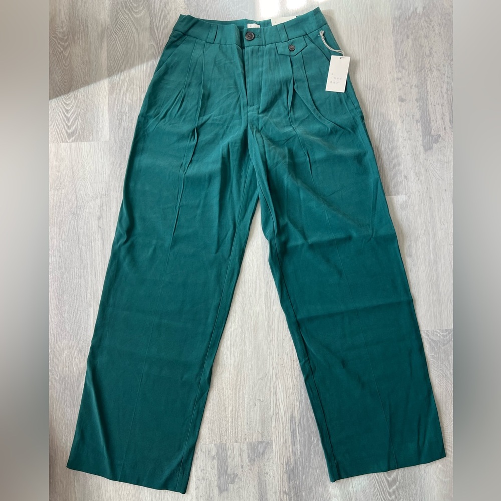 NWT Teal pleated trousers with button closure and front pleats, size 6.